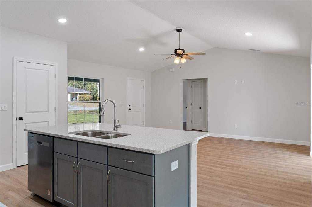 На продажу: $269,900 (3 спален, 2 ванн, 1462 Квадратных фут)