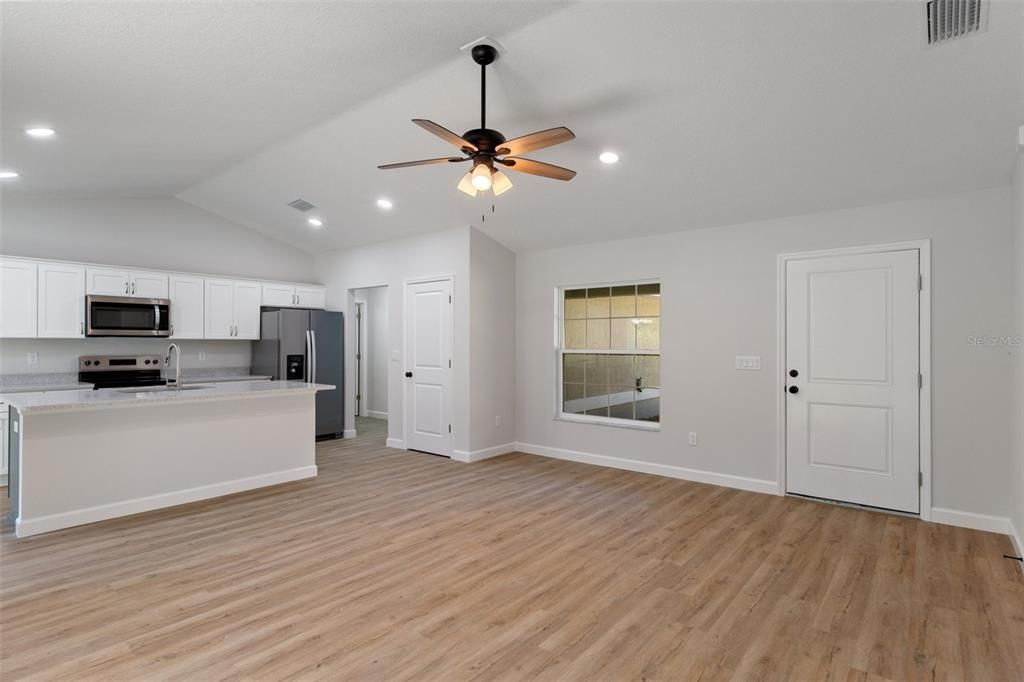 На продажу: $269,900 (3 спален, 2 ванн, 1462 Квадратных фут)