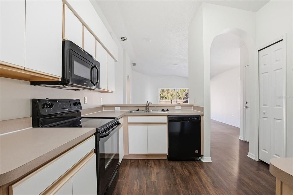 待售: $284,900 (3 贝兹, 2 浴室, 1294 平方英尺)