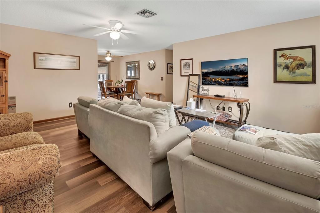 На продажу: $310,000 (3 спален, 2 ванн, 1271 Квадратных фут)