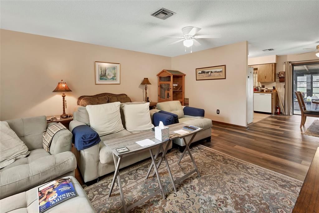 На продажу: $310,000 (3 спален, 2 ванн, 1271 Квадратных фут)