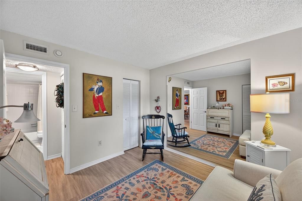 For Sale: $229,000 (2 beds, 2 baths, 970 Square Feet)