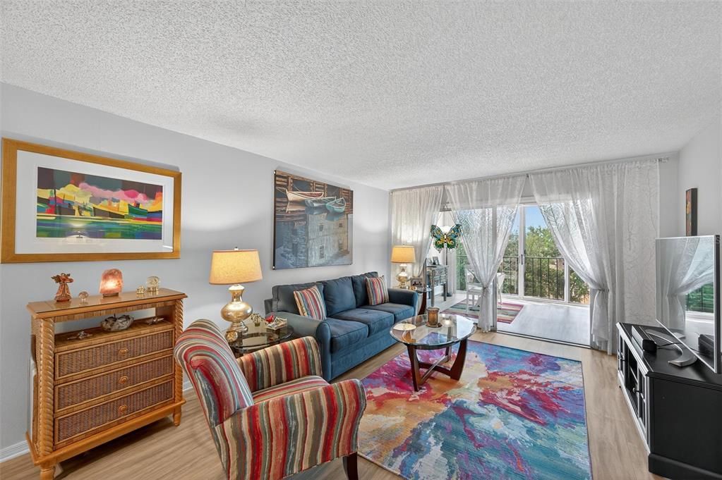 For Sale: $229,000 (2 beds, 2 baths, 970 Square Feet)