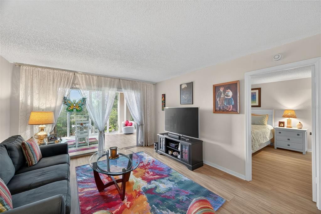 For Sale: $229,000 (2 beds, 2 baths, 970 Square Feet)