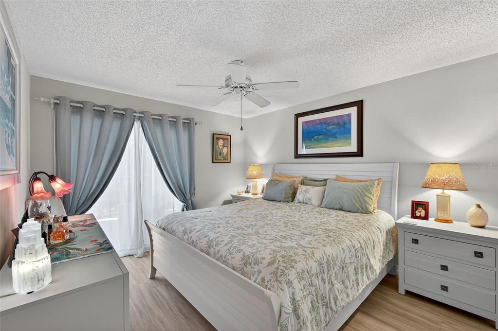 For Sale: $229,000 (2 beds, 2 baths, 970 Square Feet)