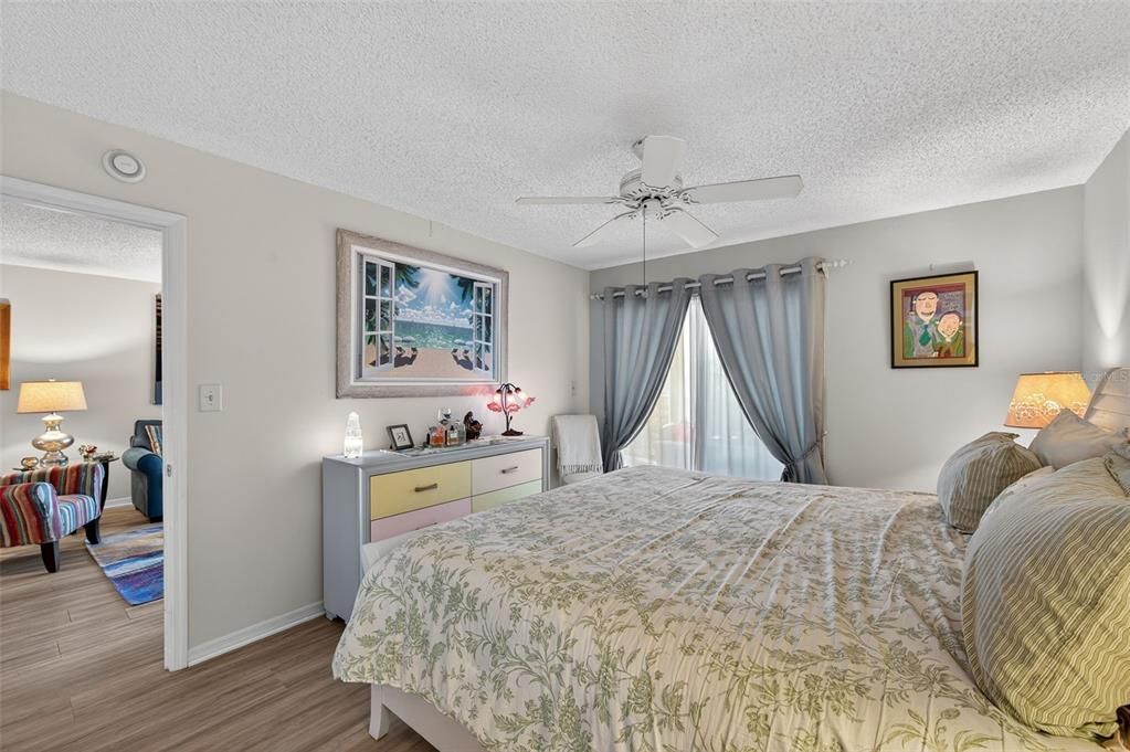 For Sale: $229,000 (2 beds, 2 baths, 970 Square Feet)