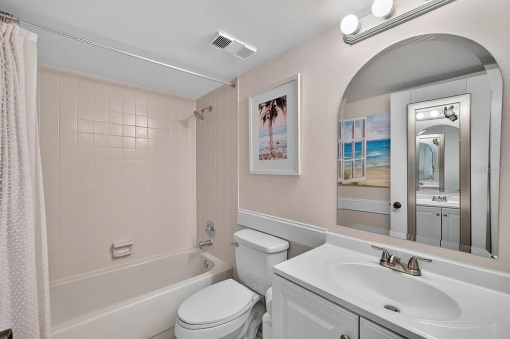 For Sale: $229,000 (2 beds, 2 baths, 970 Square Feet)