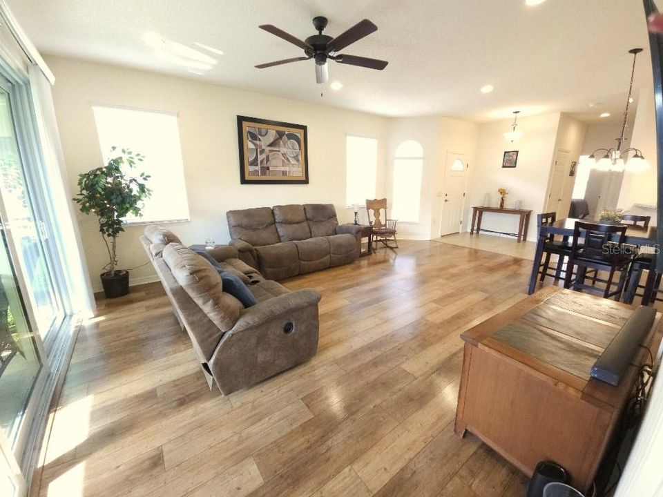 For Sale: $229,000 (2 beds, 2 baths, 1329 Square Feet)