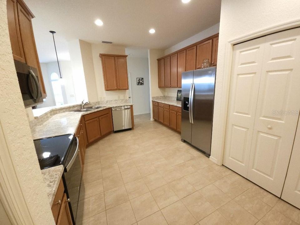 For Sale: $229,000 (2 beds, 2 baths, 1329 Square Feet)