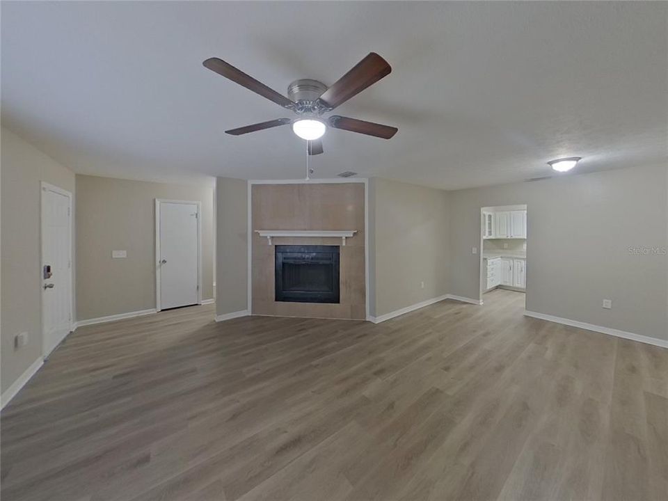 Activo con contrato: $2,099 (3 camas, 2 baños, 1351 Pies cuadrados)