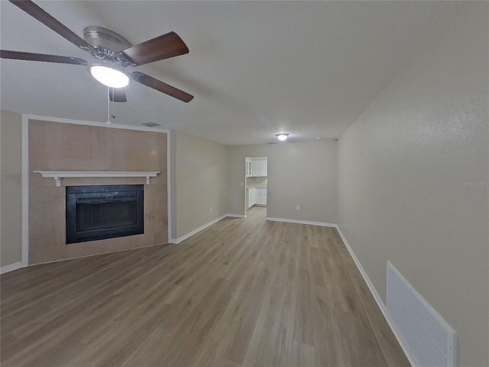 Activo con contrato: $2,099 (3 camas, 2 baños, 1351 Pies cuadrados)