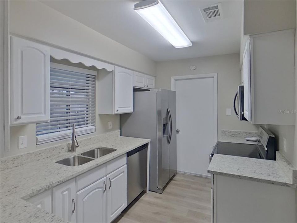 Activo con contrato: $2,099 (3 camas, 2 baños, 1351 Pies cuadrados)