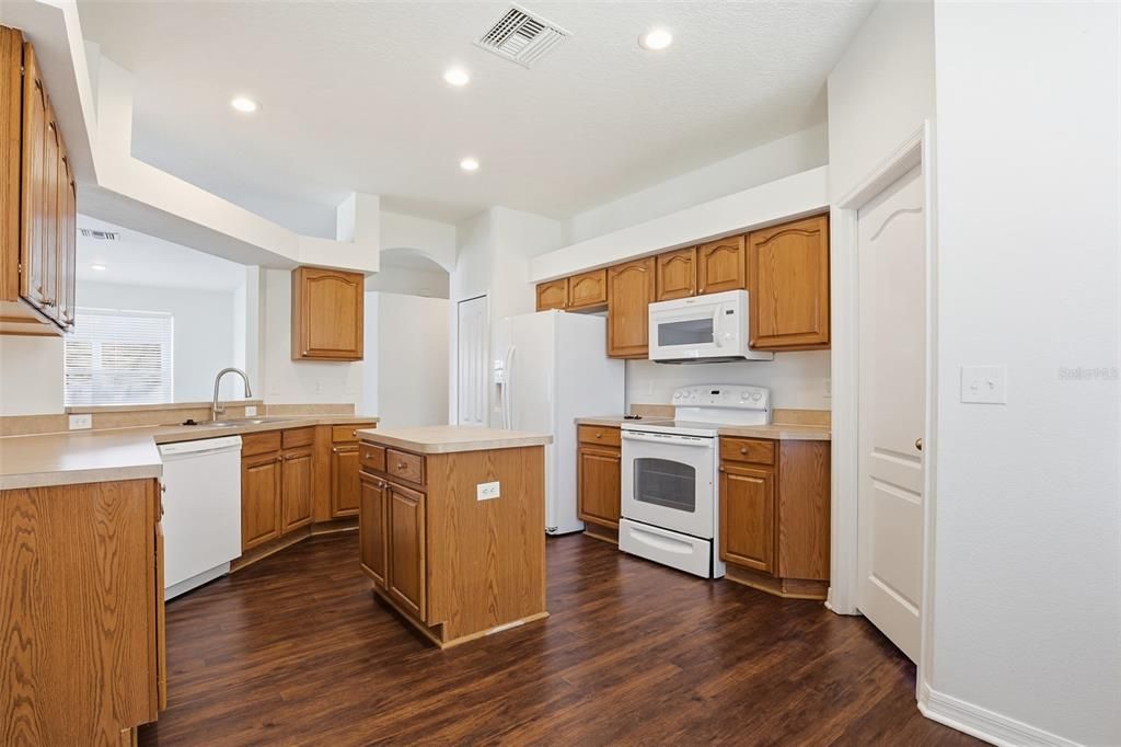 For Sale: $345,000 (3 beds, 2 baths, 2119 Square Feet)