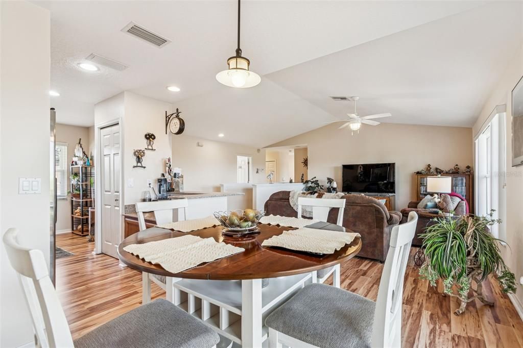 На продажу: $515,000 (3 спален, 2 ванн, 1443 Квадратных фут)