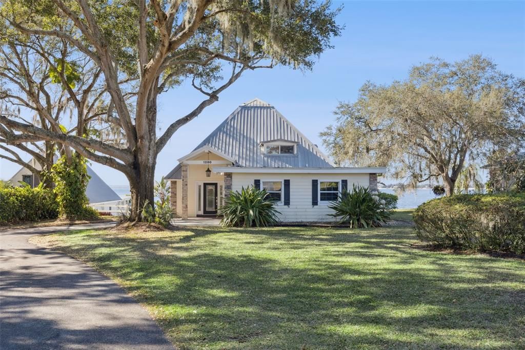 For Sale: $885,000 (3 beds, 3 baths, 2156 Square Feet)