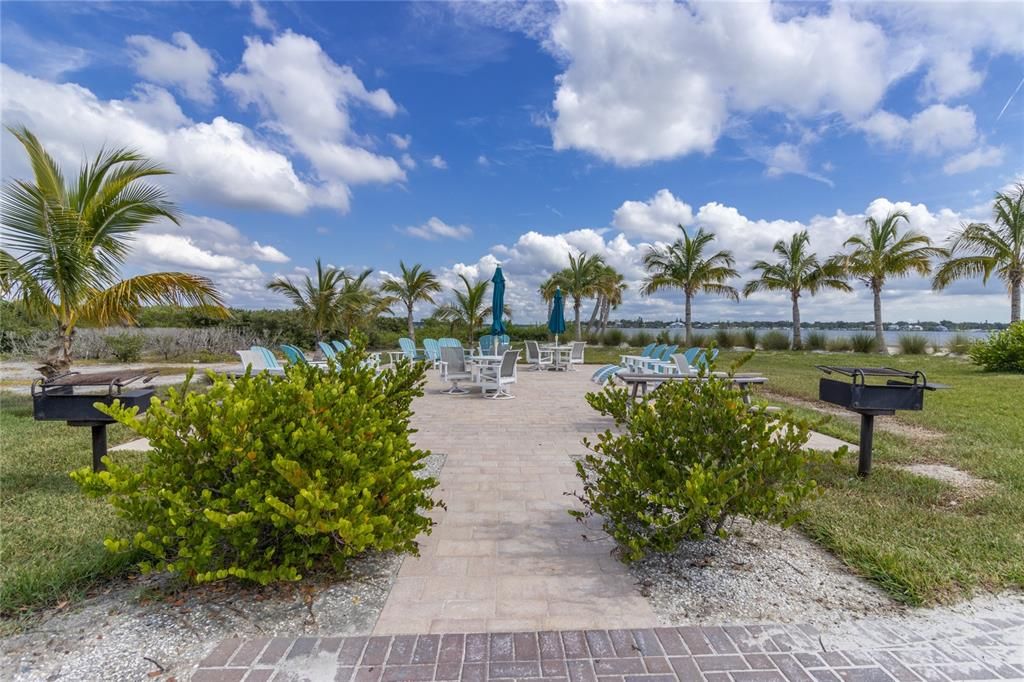 На продажу: $570,000 (2 спален, 2 ванн, 1957 Квадратных фут)