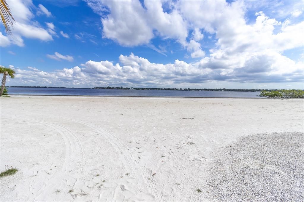 На продажу: $570,000 (2 спален, 2 ванн, 1957 Квадратных фут)