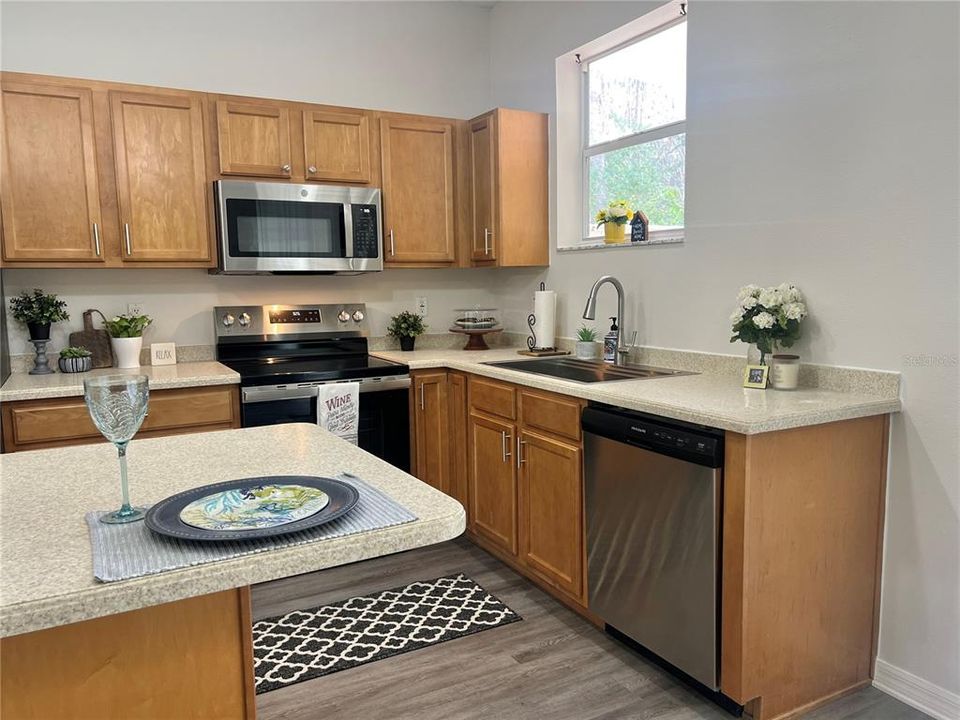 На продажу: $299,999 (3 спален, 2 ванн, 1842 Квадратных фут)