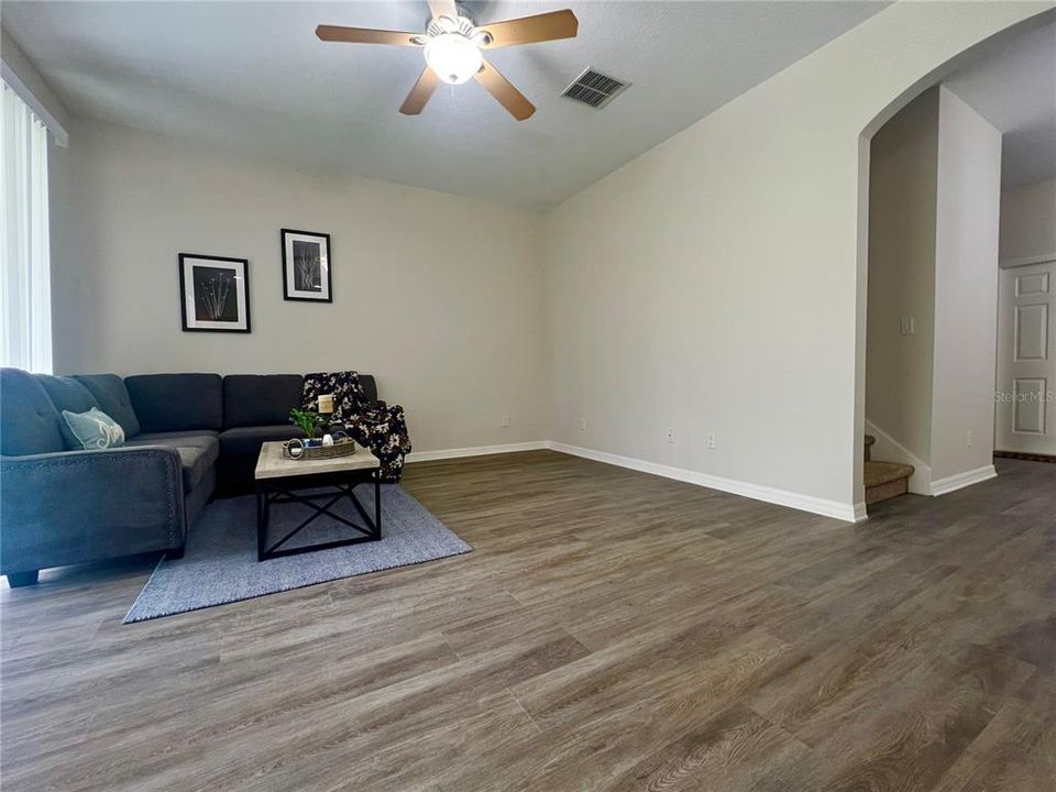 На продажу: $299,999 (3 спален, 2 ванн, 1842 Квадратных фут)