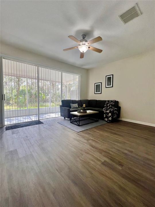 На продажу: $299,999 (3 спален, 2 ванн, 1842 Квадратных фут)