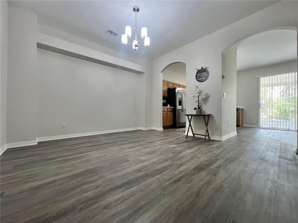 На продажу: $299,999 (3 спален, 2 ванн, 1842 Квадратных фут)