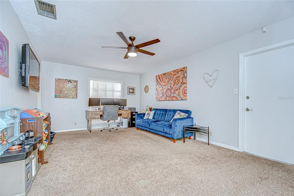 待售: $425,000 (4 贝兹, 2 浴室, 1842 平方英尺)