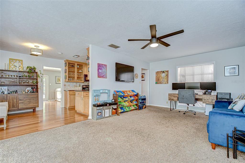 待售: $425,000 (4 贝兹, 2 浴室, 1842 平方英尺)