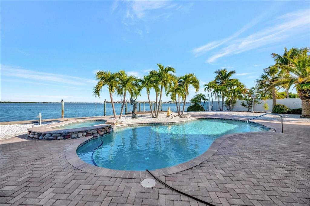 На продажу: $2,750,000 (3 спален, 2 ванн, 1864 Квадратных фут)