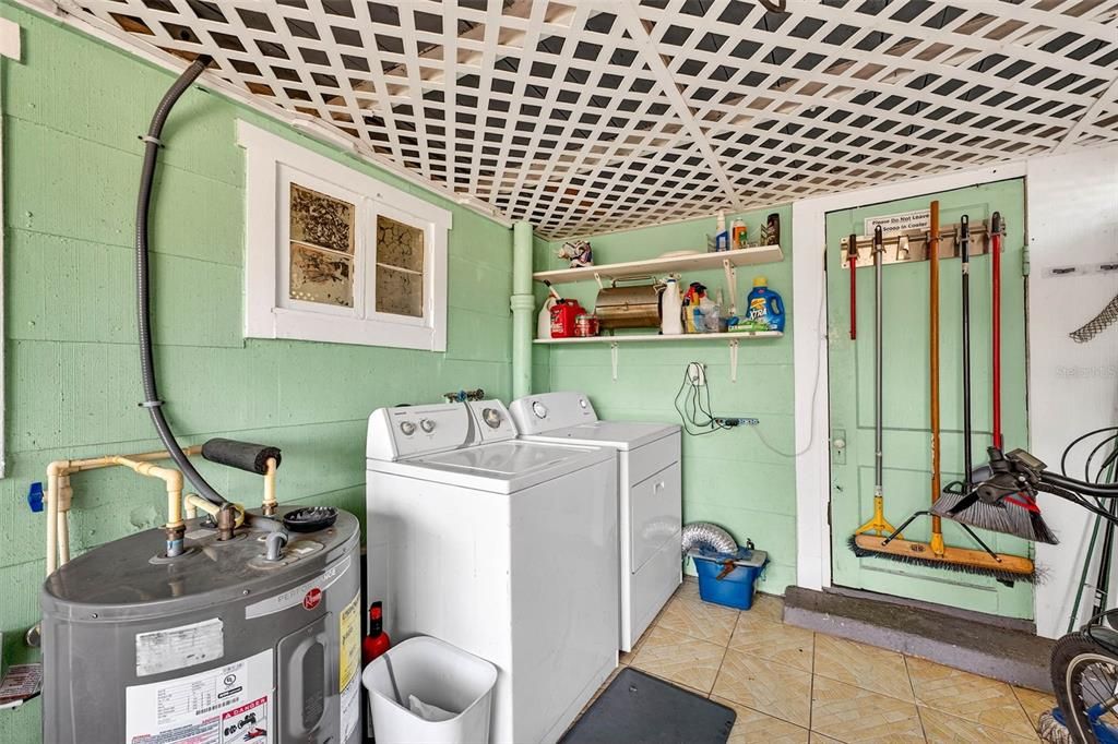 For Sale: $425,000 (3 beds, 2 baths, 858 Square Feet)