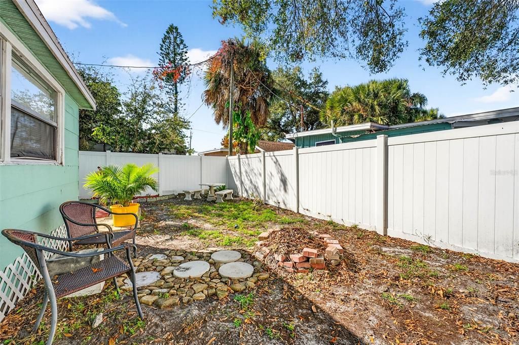 For Sale: $425,000 (3 beds, 2 baths, 858 Square Feet)