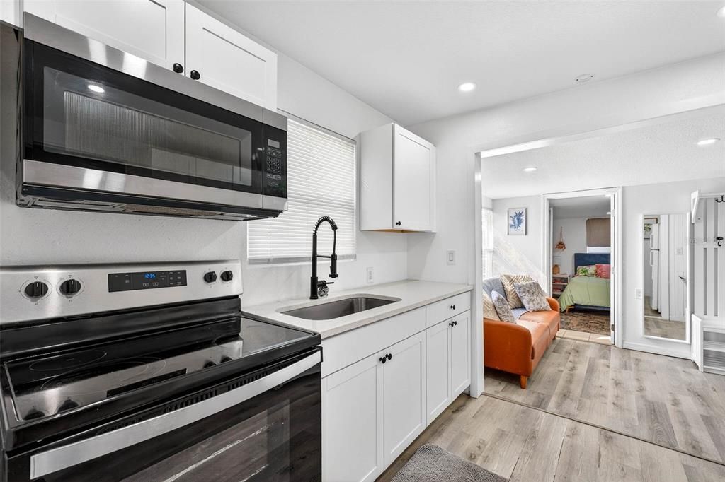 For Sale: $425,000 (3 beds, 2 baths, 858 Square Feet)