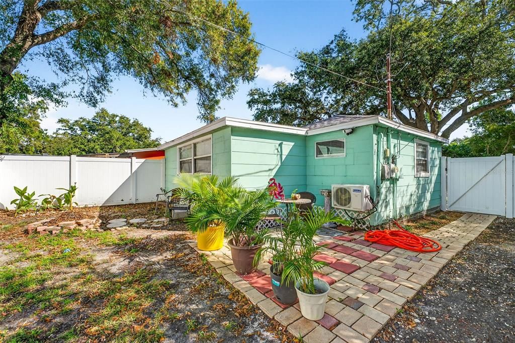 For Sale: $425,000 (3 beds, 2 baths, 858 Square Feet)