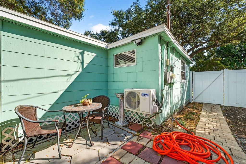 For Sale: $425,000 (3 beds, 2 baths, 858 Square Feet)