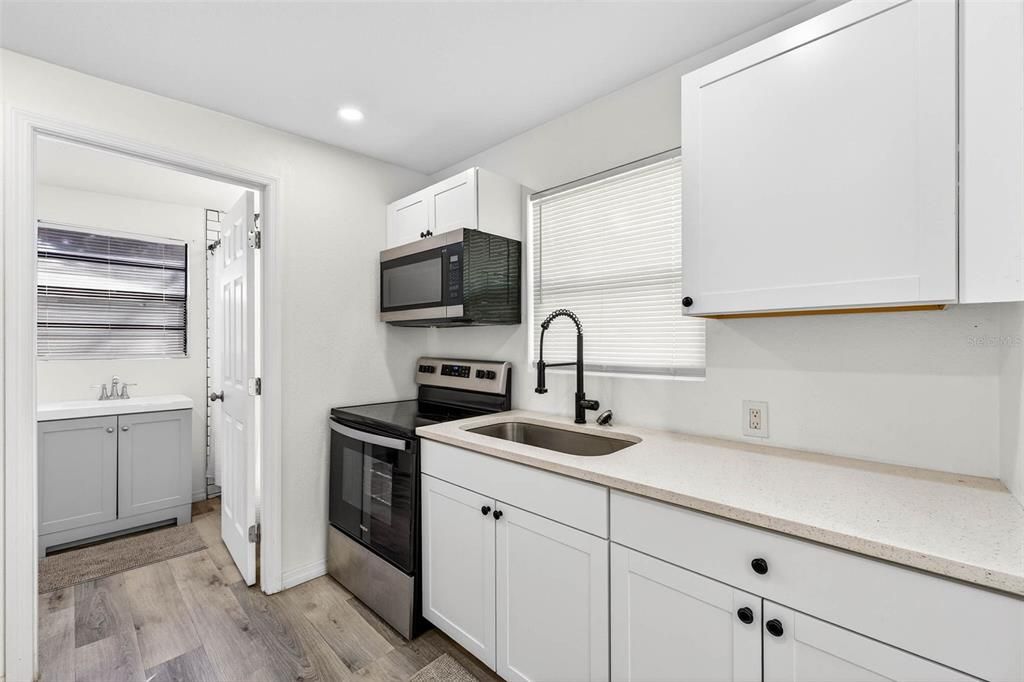 For Sale: $425,000 (3 beds, 2 baths, 858 Square Feet)