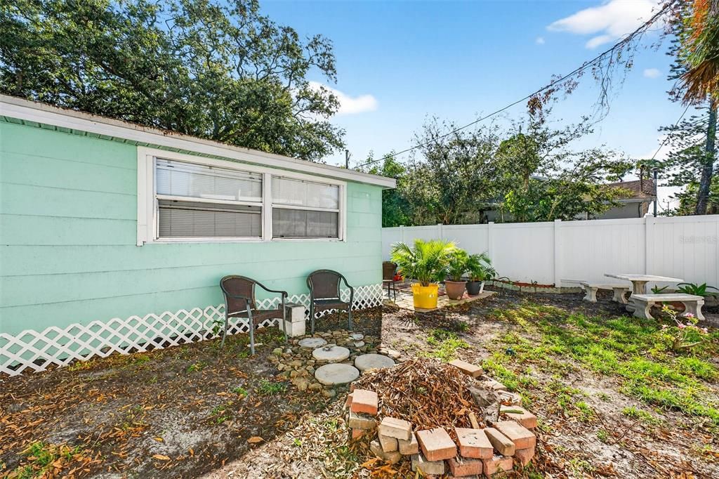 For Sale: $425,000 (3 beds, 2 baths, 858 Square Feet)