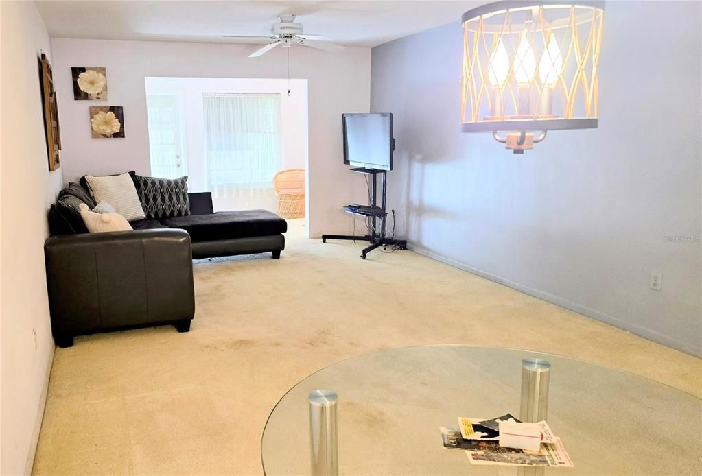 待售: $98,000 (1 贝兹, 1 浴室, 974 平方英尺)