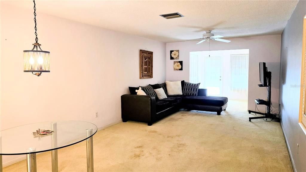 待售: $98,000 (1 贝兹, 1 浴室, 974 平方英尺)