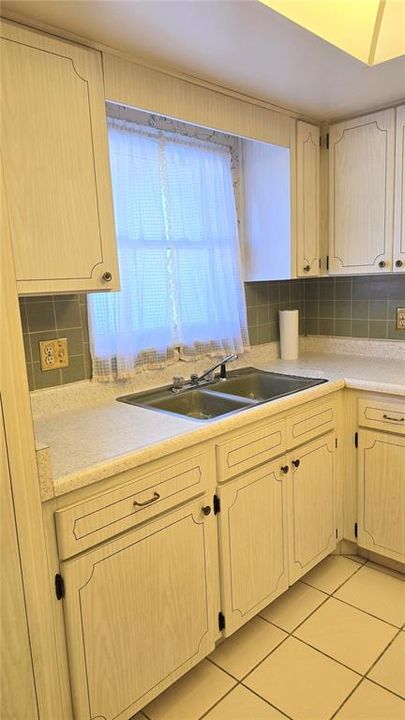 待售: $98,000 (1 贝兹, 1 浴室, 974 平方英尺)