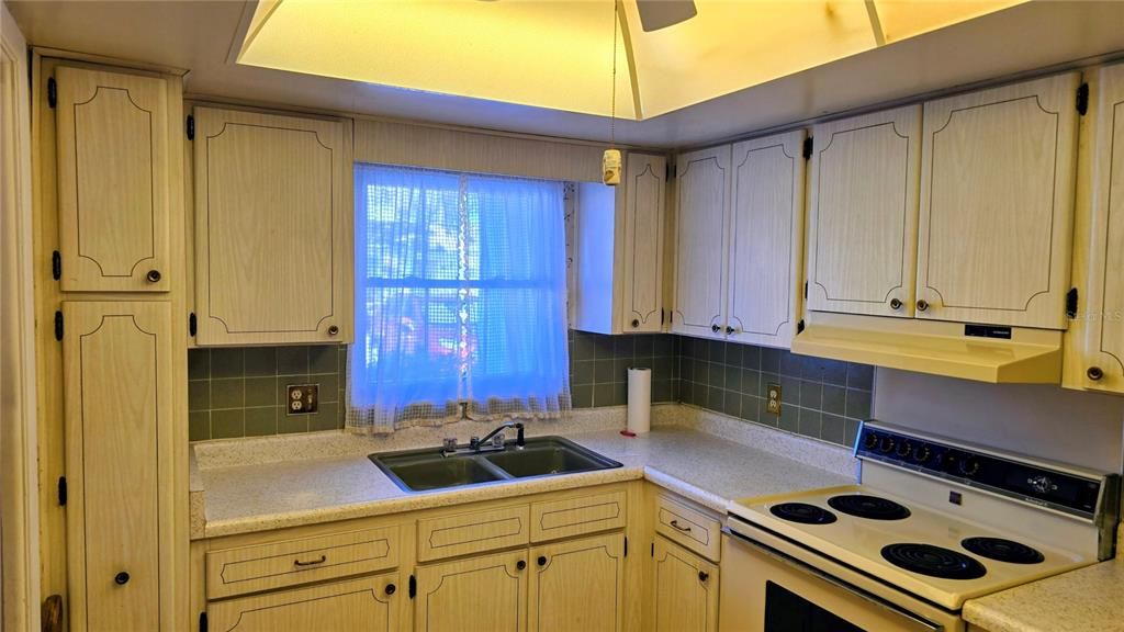 待售: $98,000 (1 贝兹, 1 浴室, 974 平方英尺)