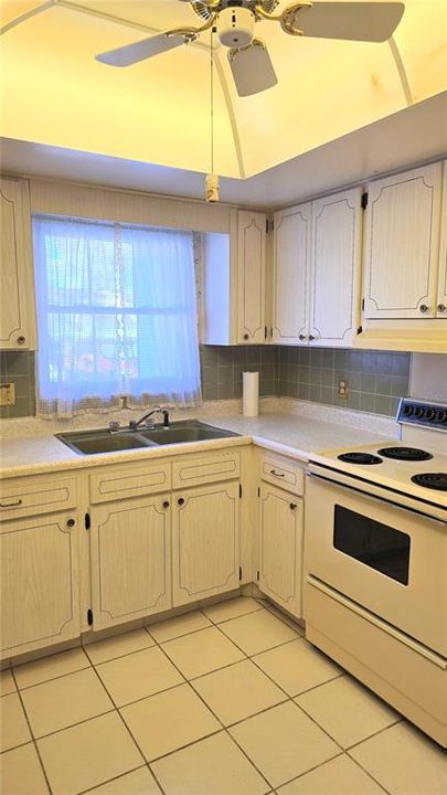 待售: $98,000 (1 贝兹, 1 浴室, 974 平方英尺)