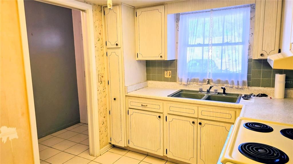 待售: $98,000 (1 贝兹, 1 浴室, 974 平方英尺)