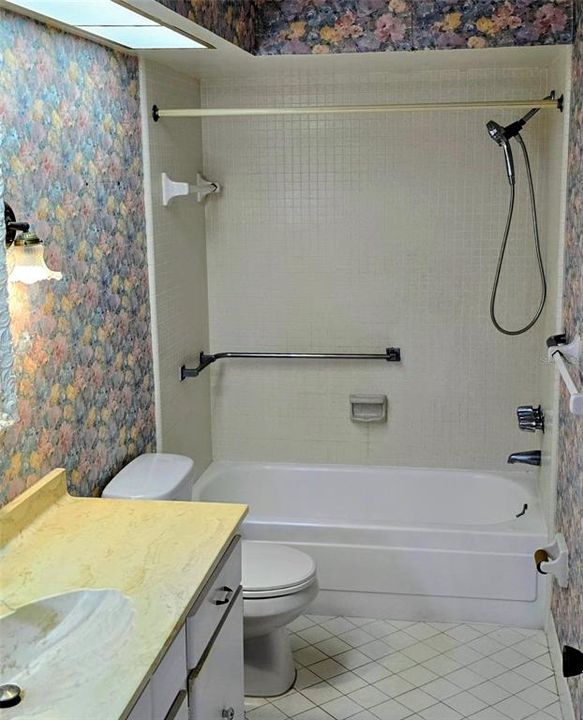 待售: $98,000 (1 贝兹, 1 浴室, 974 平方英尺)