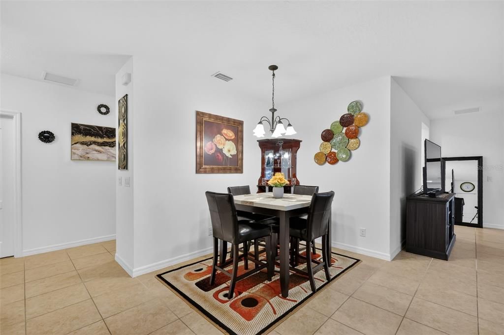 En Venta: $340,000 (4 camas, 2 baños, 1713 Pies cuadrados)