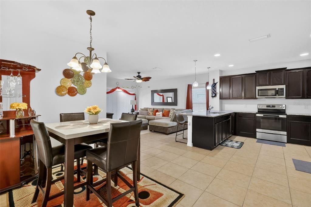 En Venta: $340,000 (4 camas, 2 baños, 1713 Pies cuadrados)