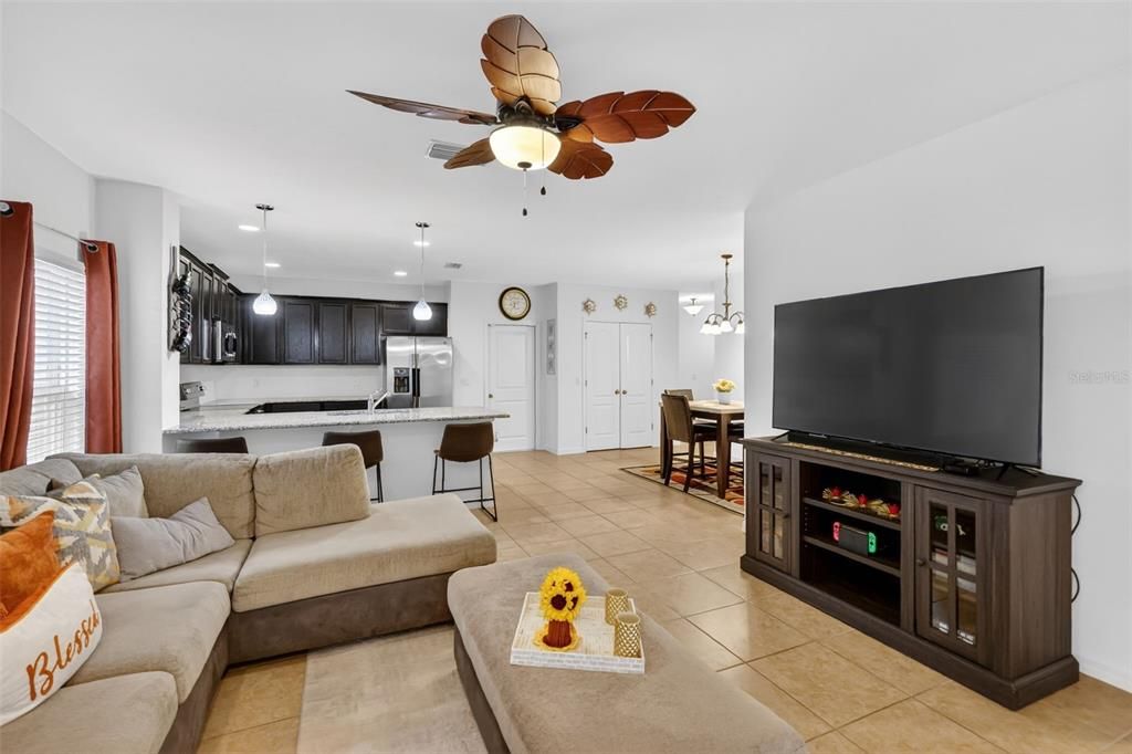 En Venta: $340,000 (4 camas, 2 baños, 1713 Pies cuadrados)