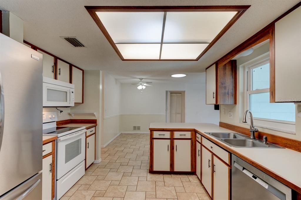 На продажу: $340,000 (3 спален, 2 ванн, 1796 Квадратных фут)