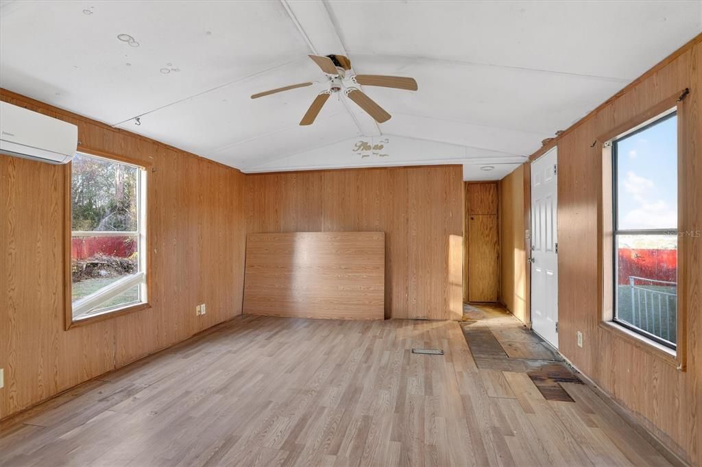 For Sale: $160,000 (2 beds, 2 baths, 896 Square Feet)