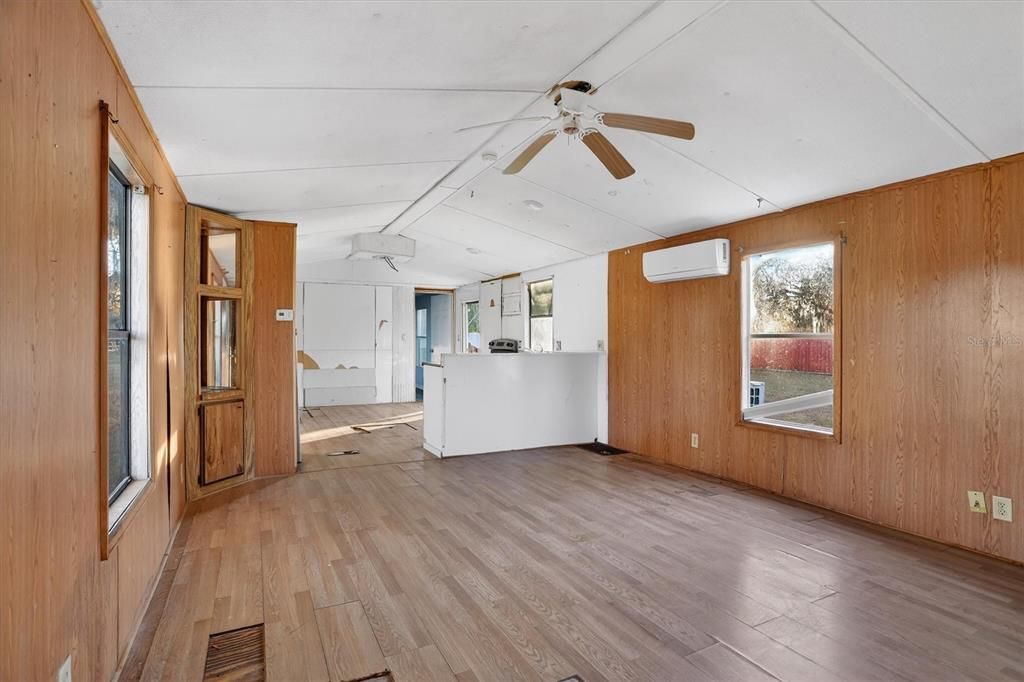 For Sale: $160,000 (2 beds, 2 baths, 896 Square Feet)