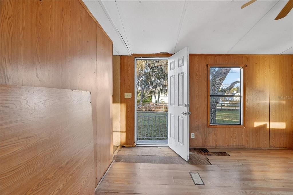 For Sale: $160,000 (2 beds, 2 baths, 896 Square Feet)