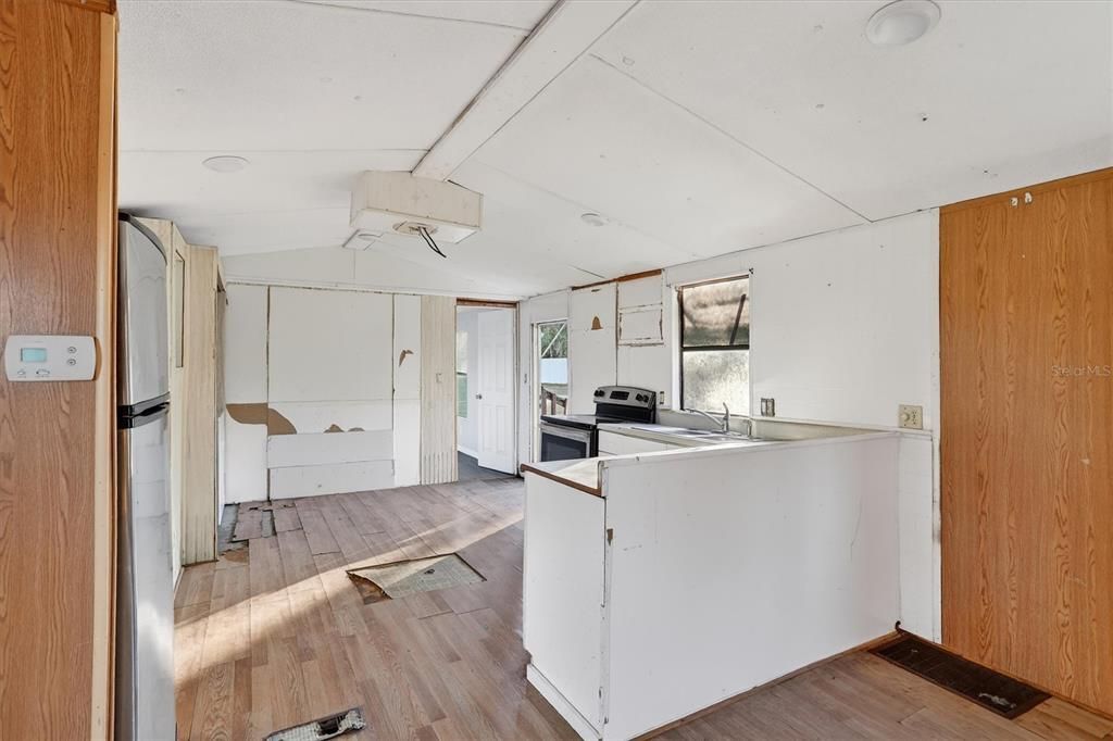 For Sale: $160,000 (2 beds, 2 baths, 896 Square Feet)